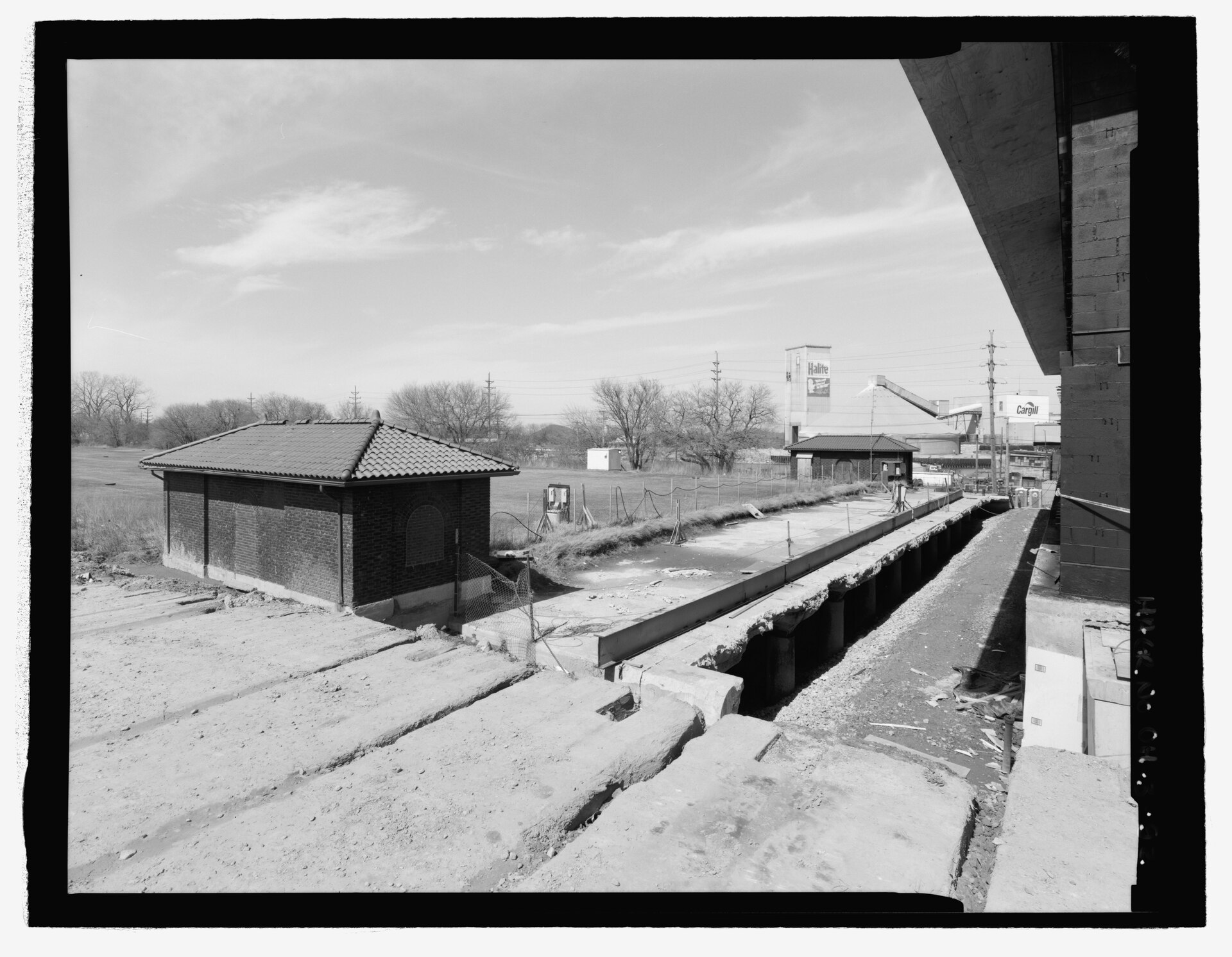 FILTERED WATER RESERVOIR, LOOKING NORTHWEST. A CORNER OF THE NEW PUMPING STATION IS VISIBLE AT RIGHT. - Division Avenue Pumping Station and Filtration Plant, West 45th Street HAER OHIO,18-CLEV,18-52.tif