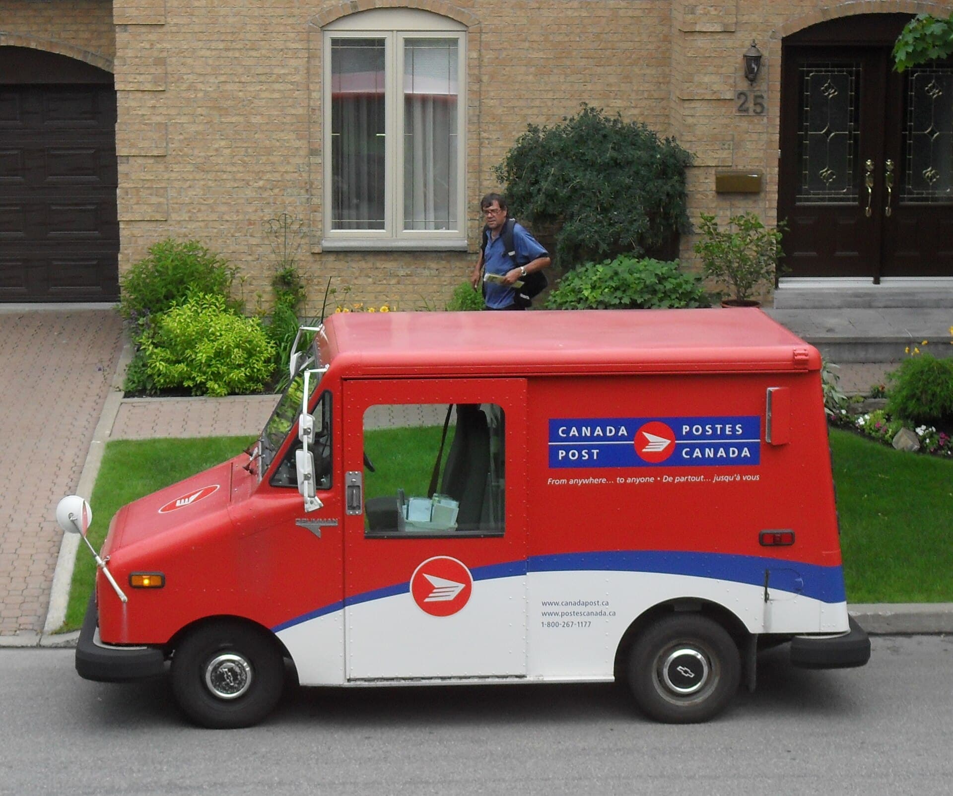 Canada Post Posts $205M Loss as Postal Workers Vote on Contract
